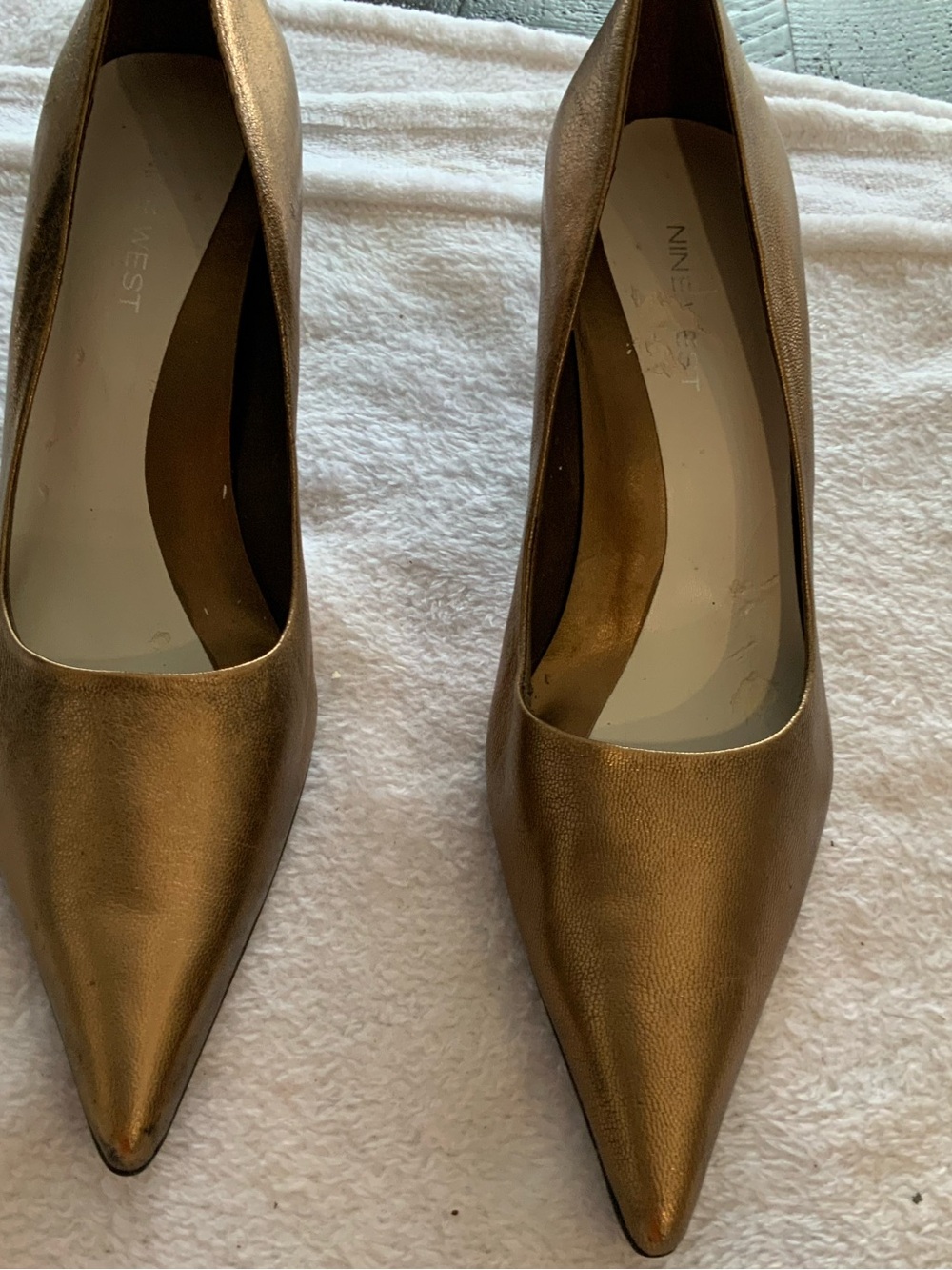 Nine West Metallic Gold Pointed-Toe Pumps new see pics. Size 8.5 sku 3267
